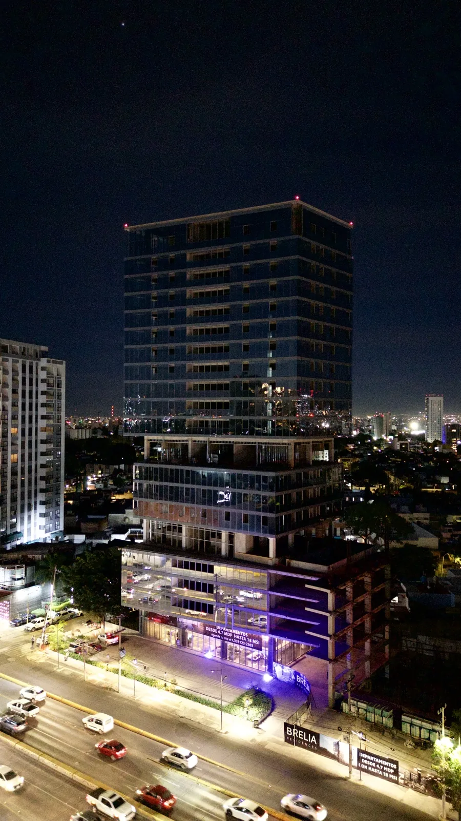 Torre Brelia iluminada de noche sobre la avenida, enero 2026